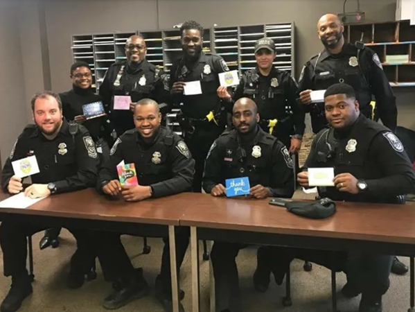 Mọi thành viên của một Sở Cảnh sát cùng nhận được “thư tình”.