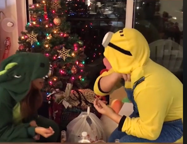 Còn chàng trai này không ngại làm xấu với mình với trang phục Minions và bộ răng giả để khiến màn cầu hôn của mình trở nên độc đáo khác lạ, khiến cô bạn gái cười ngất.