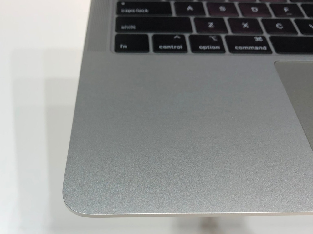Cận cảnh Macbook Air 2018 màu bạc.