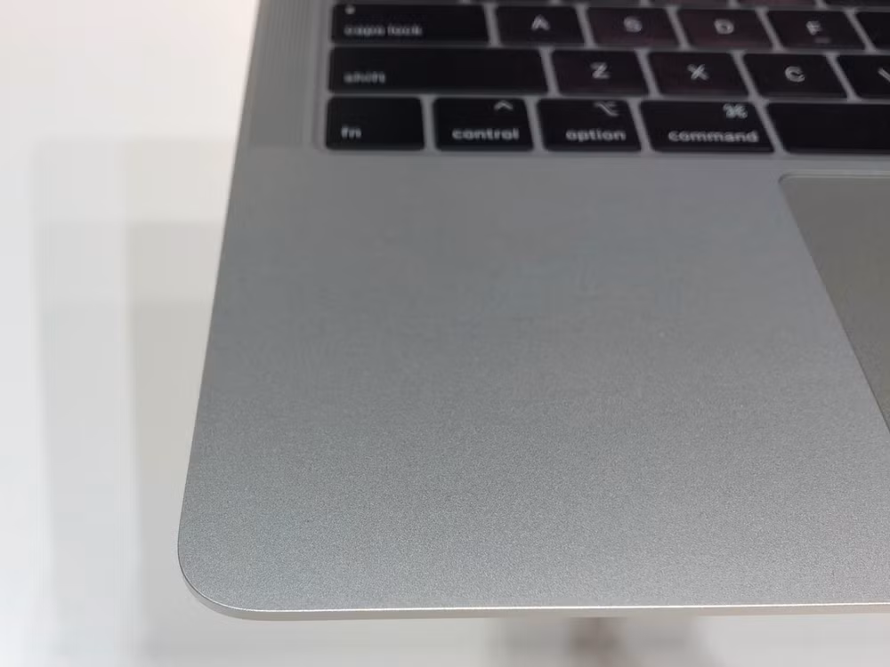 Cận cảnh Macbook Air 2018 màu bạc.