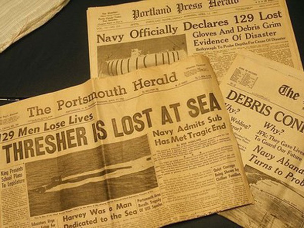 Giấy báo cũ ngả màu vàng sau nhiều năm.