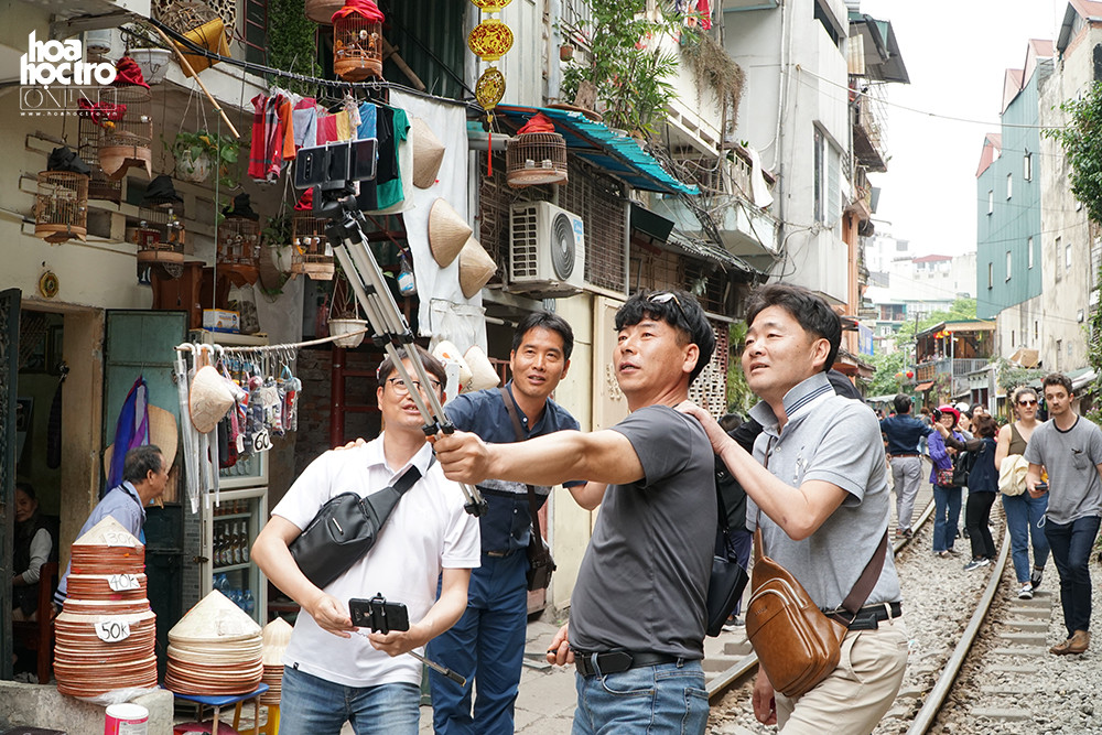 Khách du lịch thích thú chụp ảnh ở 