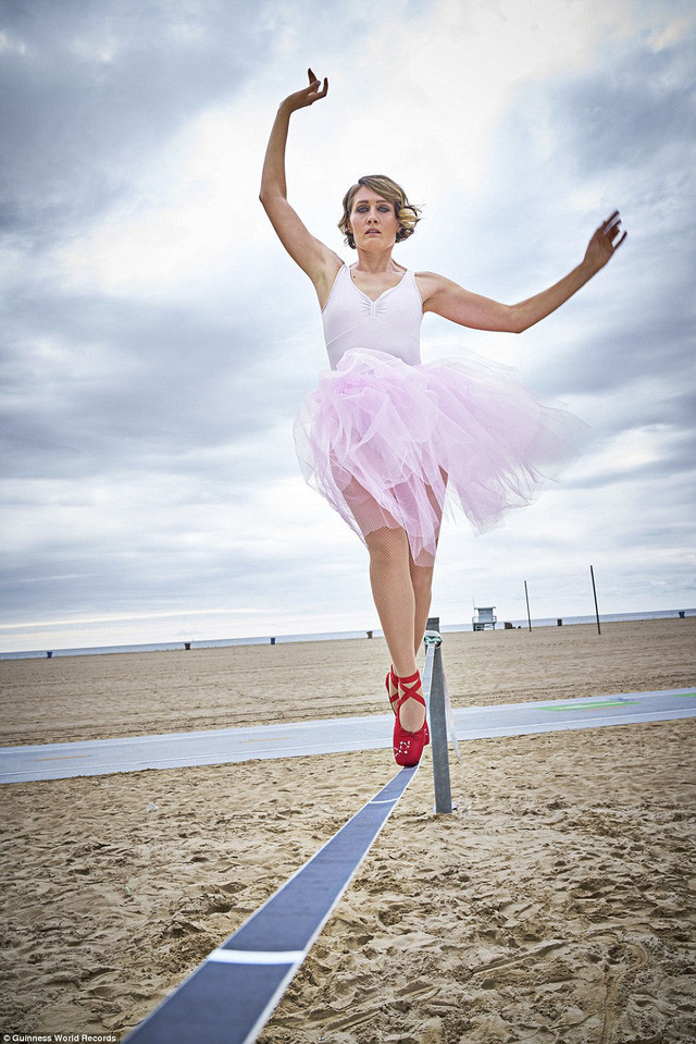 Người phụ nữ Nga có tên Olga Henry hiện đang nắm giữ kỷ lục là người bước đi nhanh nhất trên dây chùng dài 10m bằng mũi chân. Để thực hiện, cô Olga mất 2 phút 33,71 giây.