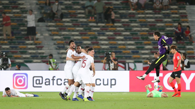 Qatar (áo trắng) toàn thắng và chưa thủng lưới bàn nào ở Asian Cup 2019. Ảnh: REUTERS.