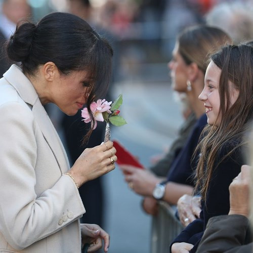 Cô trân trọng nhận hoa từ những người hâm mộ.