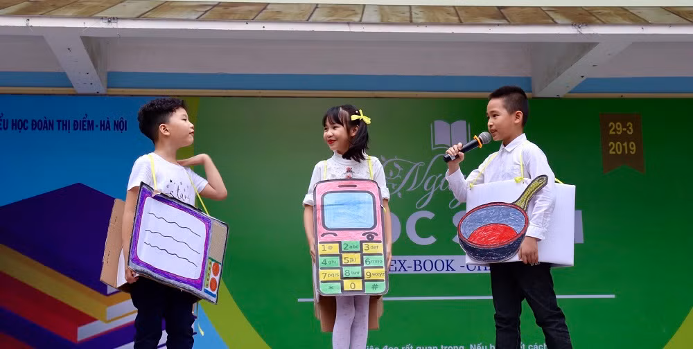 Tiếp nối chương trình là những tiết mục thời trang lấy chủ đề từ các câu chuyện cổ tích, có tầm ảnh hưởng tích cực đối với mọi người từ các khối 1 và khối 2.