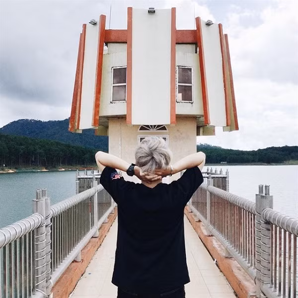 Với kiểu tạo dạng này, bạn hoàn toàn không để lộ gương mặt và cảnh vật xung quanh chính là mấu chốt làm nên "chất" cửa bức ảnh. Ảnh: IG @ducvu.x.