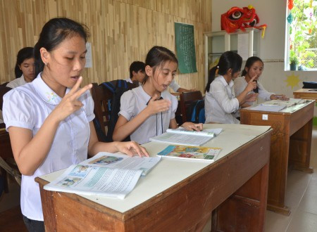 Học sinh đang sử dụng ngôn ngữ kí hiệu ở Quảng Ngãi. (Ảnh: Hồng Long)