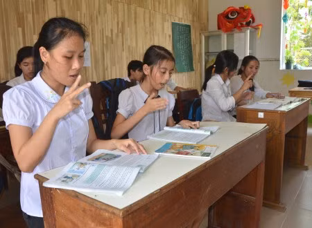 Học sinh đang sử dụng ngôn ngữ kí hiệu ở Quảng Ngãi. (Ảnh: Hồng Long)