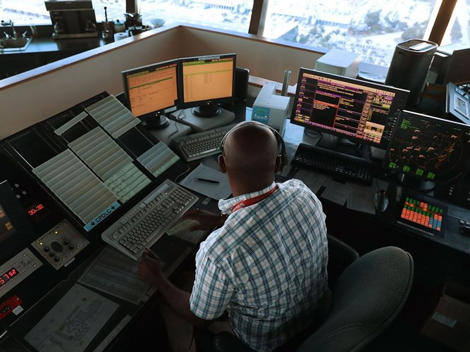 Cùng với sự phát triển của công nghệ, công việc của các nhân viên kiểm soát không lưu hiện được rất nhiều máy móc hiện đại hỗ trợ. Ảnh chụp bên trong đài kiểm soát không lưu ở sân bay quốc tế Miami, Mỹ năm 2017.