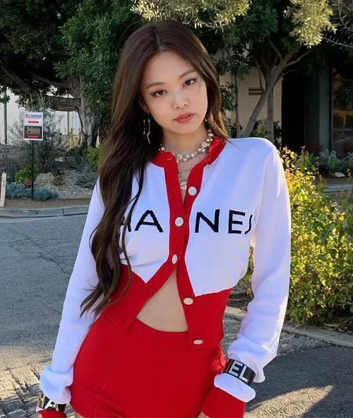 Mở đầu cho xu hướng này là Jennie. Cô nàng thường xuyên diện cardigan buông khuy dưới khoe khéo vòng eo
