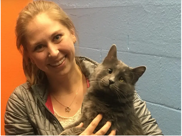 Cô Krall nhận nuôi Belarus ngay vào ngày đầu tiên gặp nó.