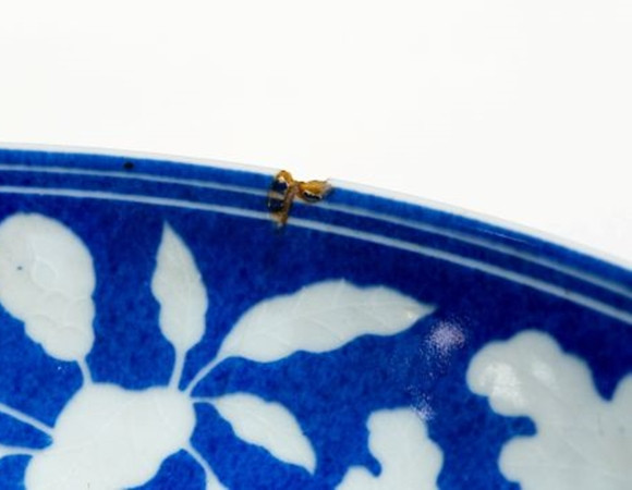 Nó còn bị mẻ một miếng. Nhưng bạn có thể mua nó với giá 3 tỉ đồng đấy!