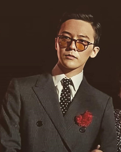 G-Dragon tất nhiên cũng không thể vắng mặt trong đám cưới của chị gái. Thay cho phong cách lập dị thường thấy, G-Dragon khiến nhiều người không nhận ra với hình ảnh lịch lãm này.