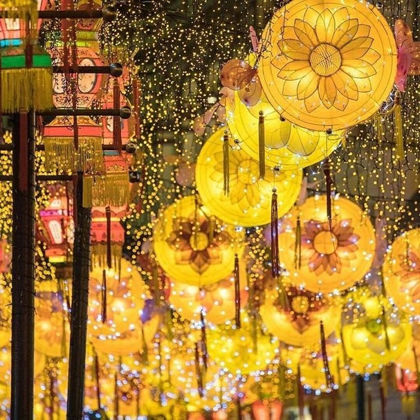 Tại Macau, những con phố trở nên lung linh hơn bởi ánh đèn. Tại Macau, những con phố trở nên lung linh hơn bởi ánh đèn.