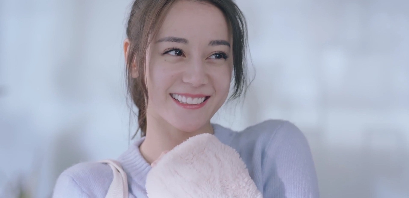 nhưng Lăng Lăng Thất vẫn cười tươi thế này đây.