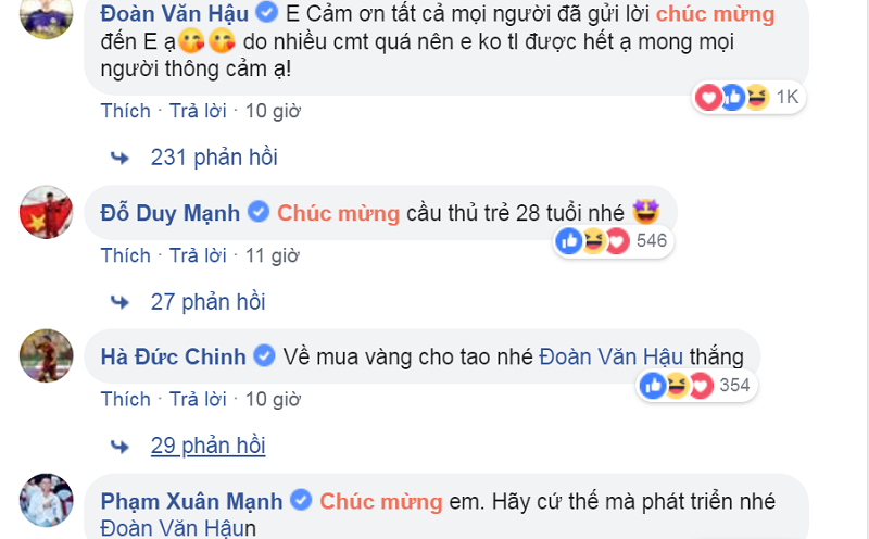 Đồng đội gửi lời chúc mừng tới chàng hậu vệ trẻ tuổi tài năng.