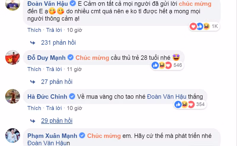 Đồng đội gửi lời chúc mừng tới chàng hậu vệ trẻ tuổi tài năng.