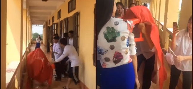 Xuất hiện một chú lân đỏ ngay trước hành lang lớp đây! (Ảnh cắt từ clip: @thunga18082001)