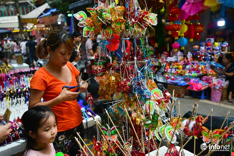 Giá thành của mỗi chiếc đèn tí hon này cũng hợp lý, chỉ khoảng 15.000-35.000 đồng/ sản phẩm.