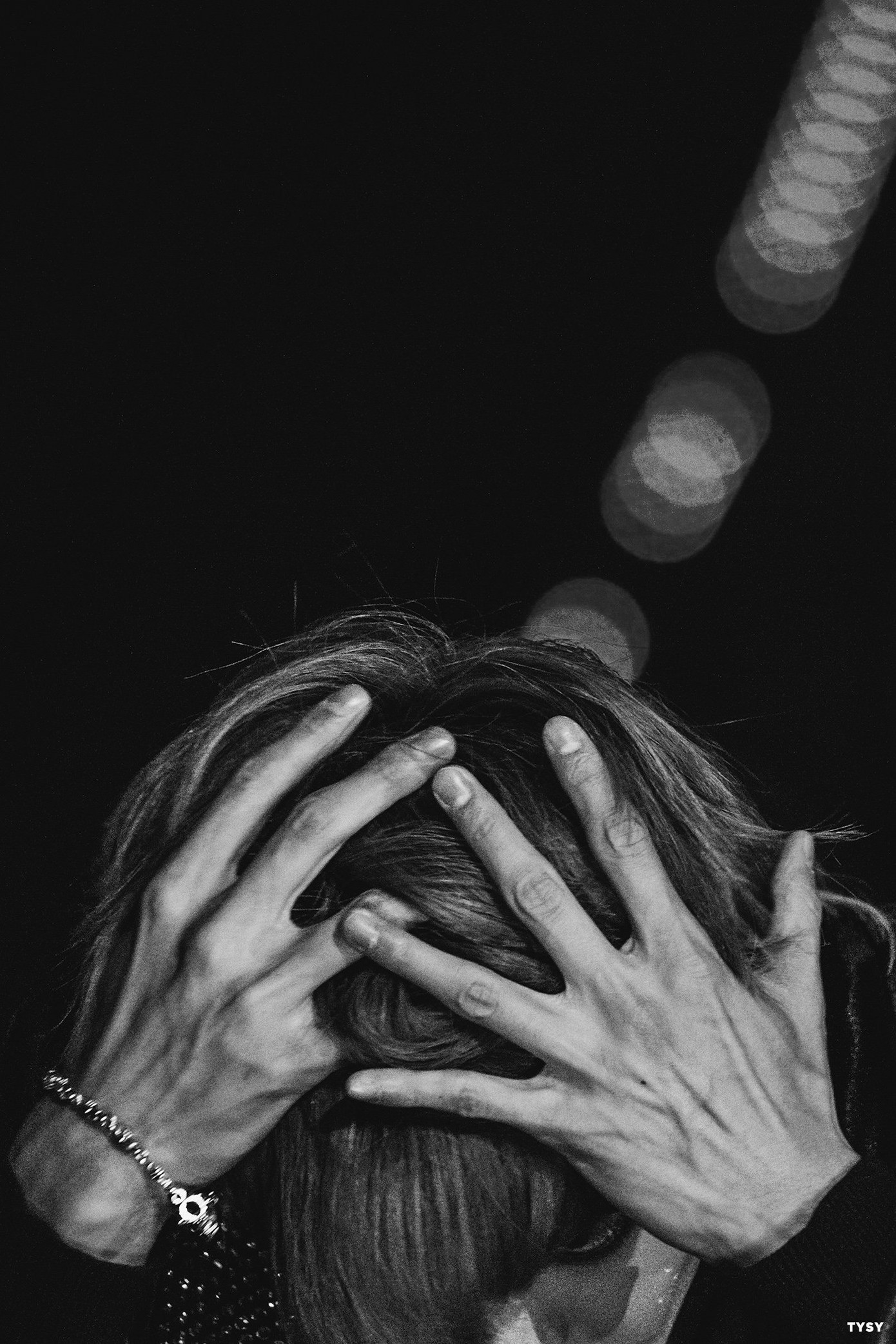 Chỉ một bức ảnh Taeyong ôm đầu cũng gợi cho người xem nhiều liên tưởng thú vị.