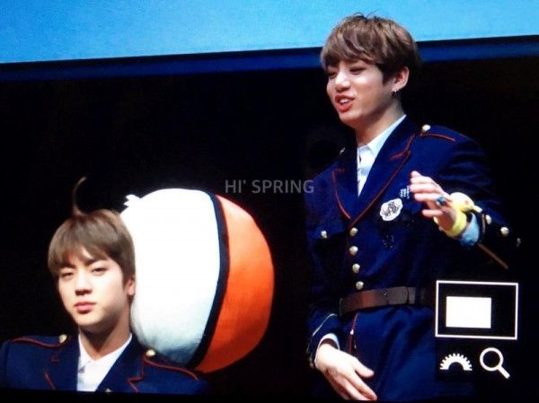 Thú bông có phải kẻ thù truyền kiếp của idol K-Pop không mà bị đối xử "phũ phàng" đến thế ảnh 10