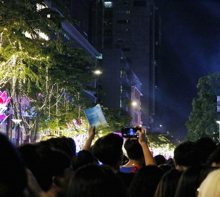 Quyển sách giáo khoa Tiếng Anh cũng “tham gia” lễ hội Countdown.