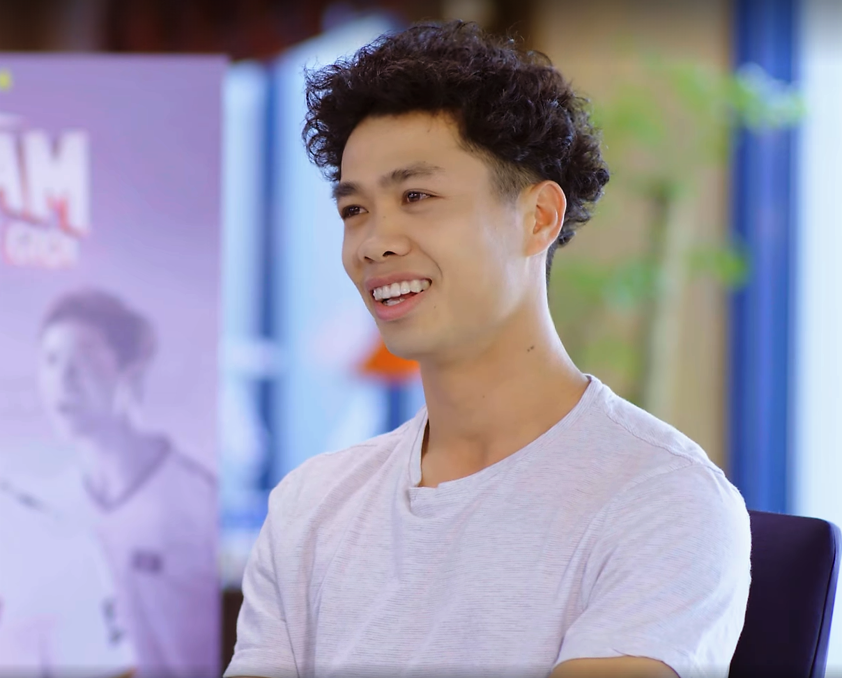 Trong clip, Công Phượng thoải mái chia sẻ về "cú lừa lịch sử" của mình.