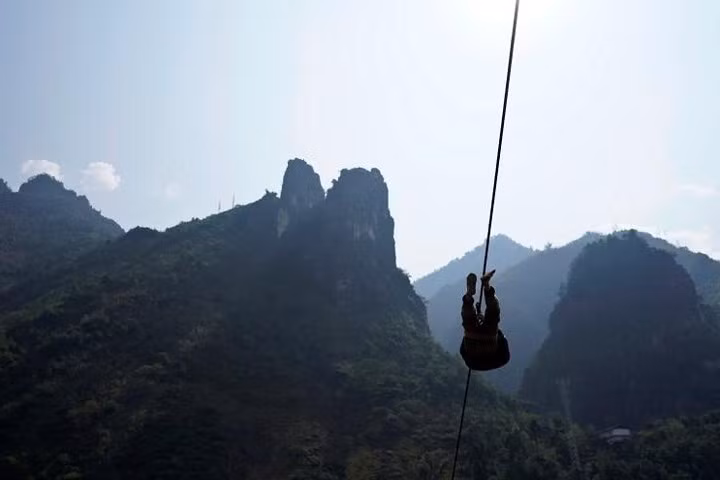 Người ta ước tính khoảng 20-30 thôn trong khu vực này vẫn phải dựa vào dây cáp đu như là phương tiện chính để vượt sông, dù dây cáp sẽ trở nên trơn và nguy hiểm khi trời mưa.