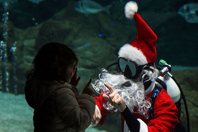 Đứa trẻ chào đón ông già Noel tại Thủy cung CretAquarium ở thành phố Heraklion, Hy Lạp.