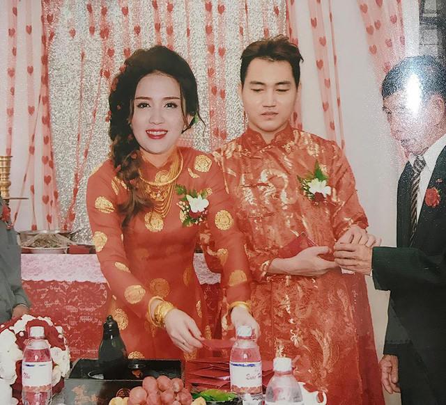 Những bức ảnh cưới ghép khá thô của cặp đôi ở Đồng Tháp.