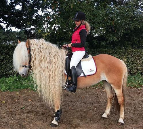 Ngôi sao 8 tuổi sở hữu phần bờm dài tới 1 mét.