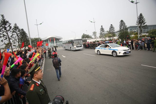 Người hâm mộ ở hai bên đường chào đón các tuyển thủ trở về