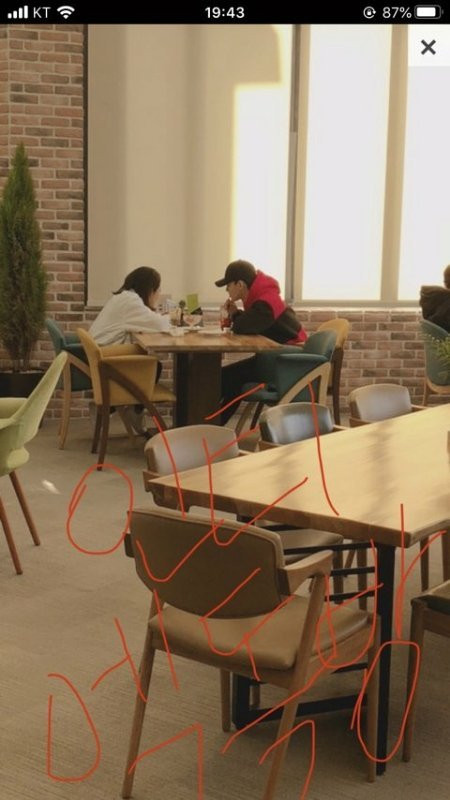 Chen (EXO) sau tin kết hôn: đồ bị rao bán với giá rẻ, bị lộ ảnh hẹn hò ảnh 2