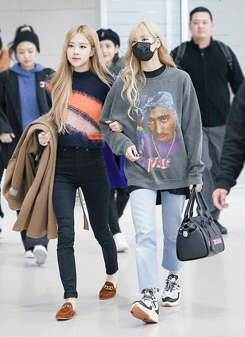 Trong nhóm Black Pink, Lisa và Rosé cùng có đôi chân mảnh mai. Tuy nhiên cách diện quần skinny của Rosé khiến cô nàng trông gầy guộc hơn hẳn cô em út mặc quần jeans ống suông. 