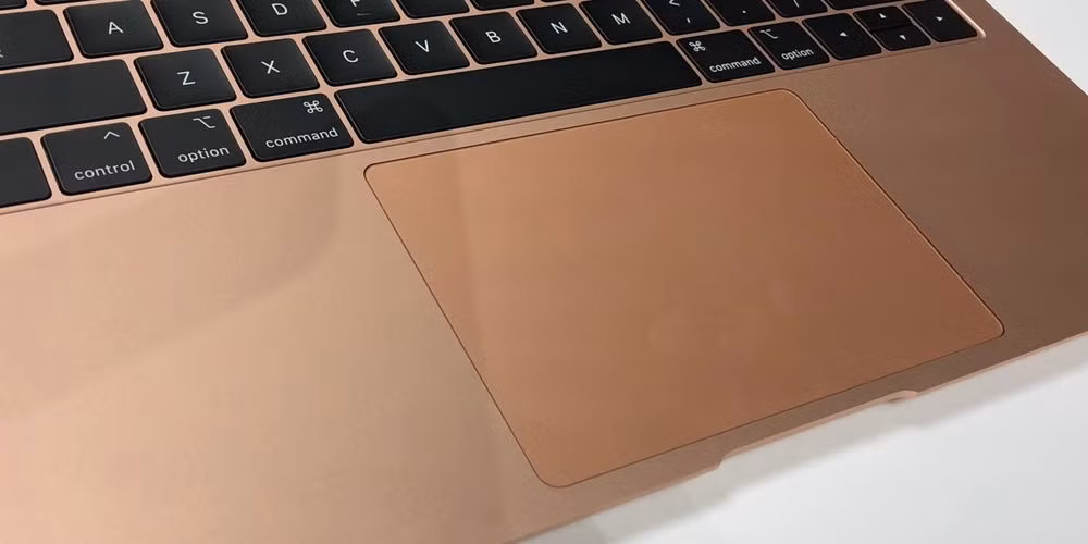 Trackpad của Macbook Air 2018 có kích thước lớn hơn trackpad của những phiên bản cũ.
