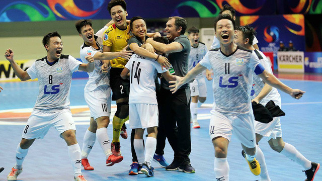 Niềm vui của các cầu thủ futsal Việt Nam sau khi làm nên lịch sử.