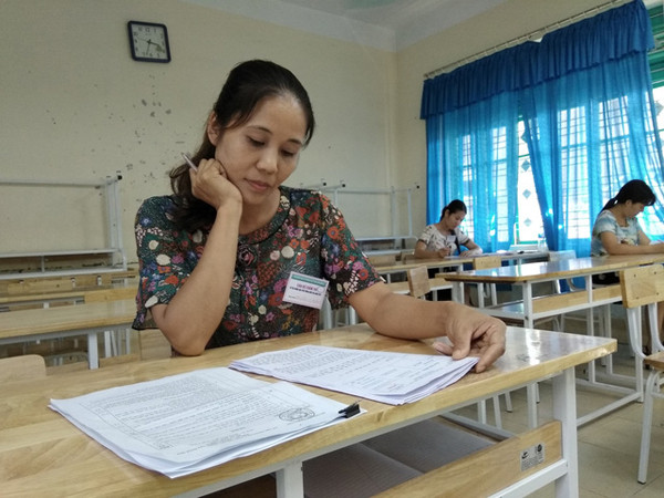 Giáo viên chấm thi môn Ngữ văn tại Hòa Bình. Ảnh: Mỹ Hà