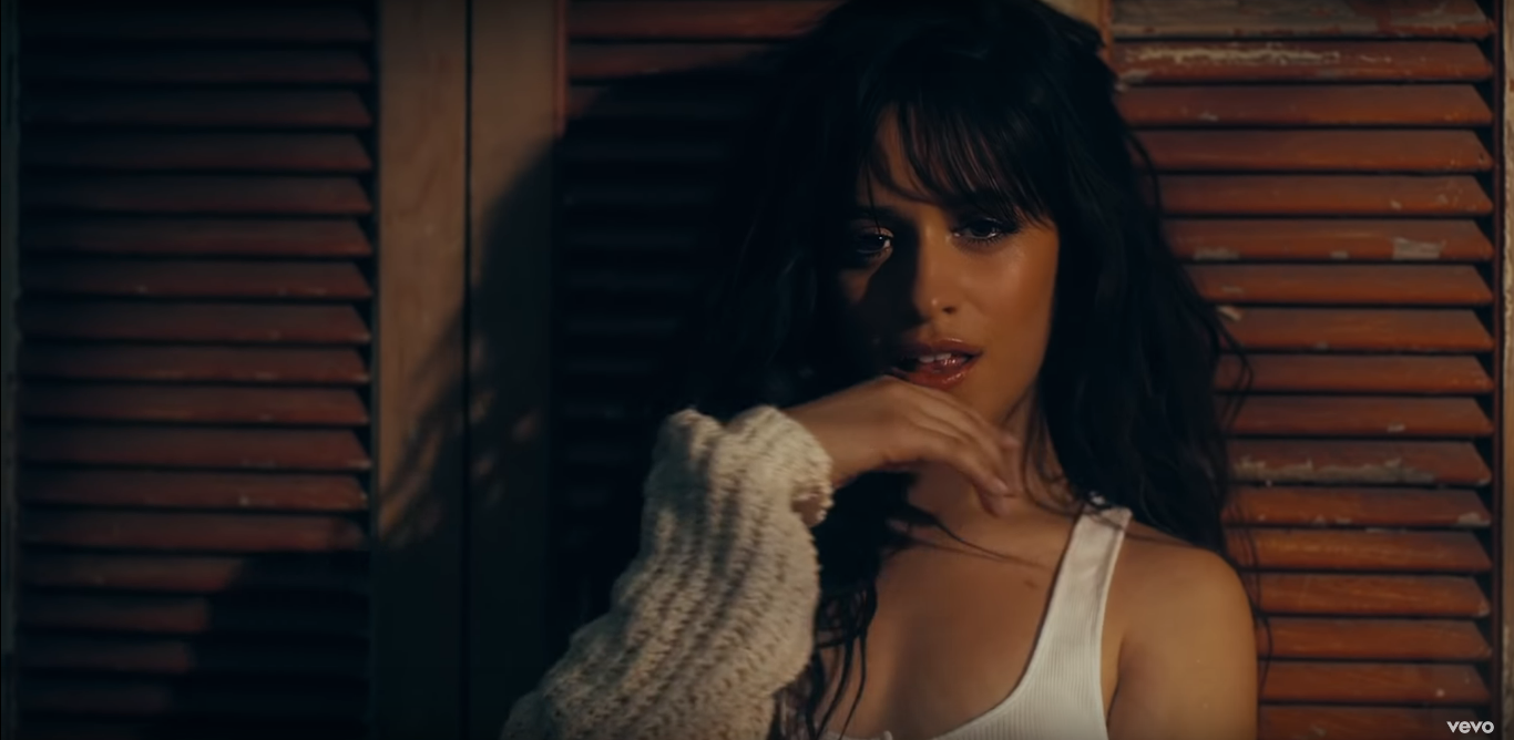 Trước đó, Camila đã khiến fan đứng ngồi không yên với màn thả thính 