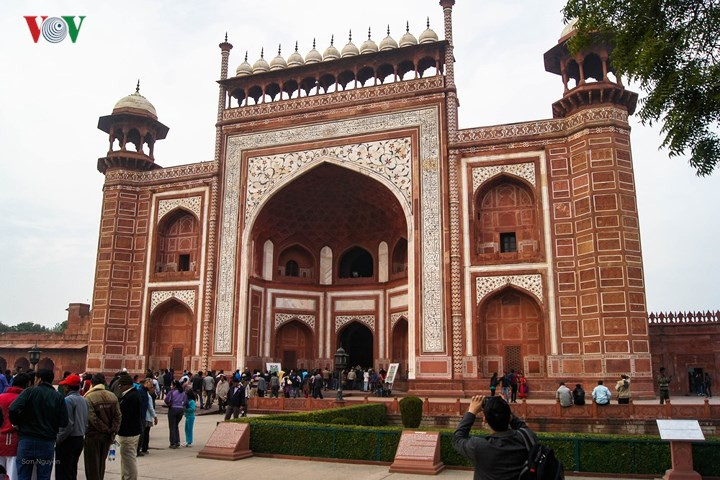 Cổng chính vào khu đền mang đậm nét đặc trưng kiến trúc Mughal – tổng hợp của các phong cách kiến trúc Hồi giáo, Hindu, Trung Á…