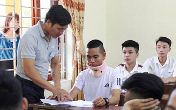 Mặc dù cổ vẫn còn đau, đầu vẫn choáng, nhưng em Hoàng vẫn nỗ lực để hoàn thành tốt các bài thi.