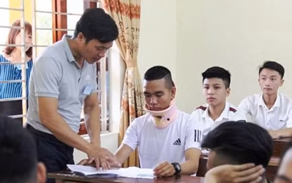 Mặc dù cổ vẫn còn đau, đầu vẫn choáng, nhưng em Hoàng vẫn nỗ lực để hoàn thành tốt các bài thi.
