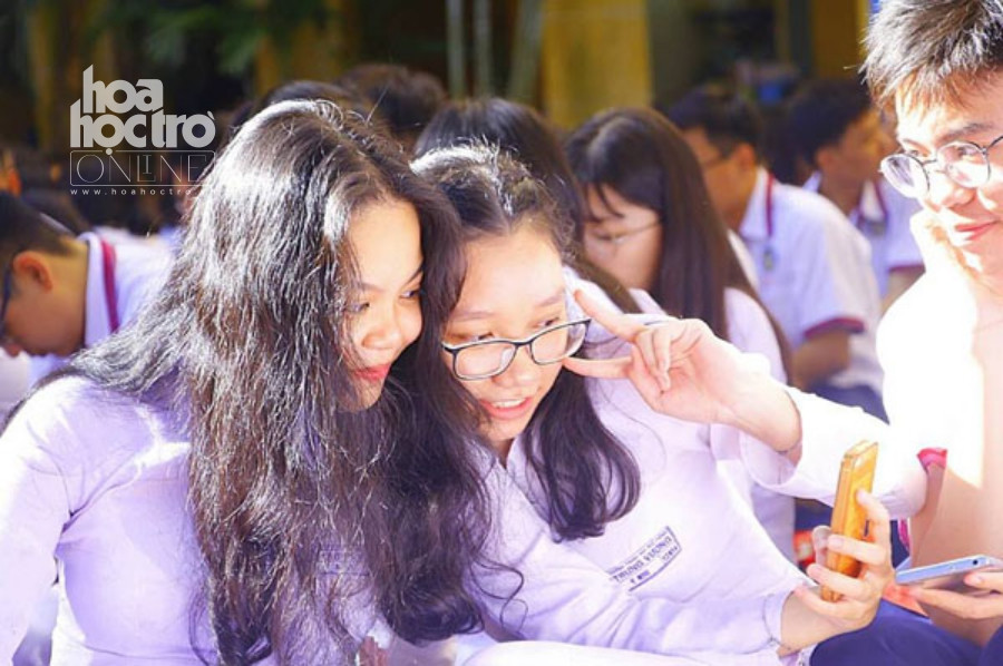 Các cô nàng tranh thủ selfie, lưu lại những khoảng khắc đáng nhớ trong ngày khai trường.