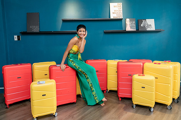 Hành trang đến với Miss Universe của H’Hen Niê là 12 chiếc vali lớn nhỏ với 90 bộ trang phục. Mỗi ngày, cô thay đến 3-4 bộ cho từng hoạt động trong cuộc thi.