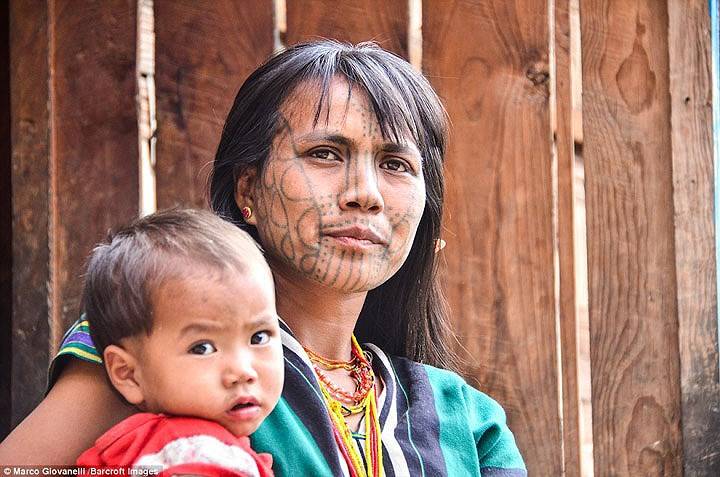 Tuy nhiên, nhiều cô gái trẻ không còn tham gia vào tập tục kỳ lạ này bởi nếu xăm họ sẽ bị phạt một số tiền lớn.