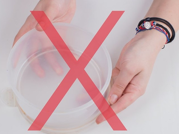 Đừng cho hộp/bát nhựa vào làm nóng trong lò vi sóng nhé bạn.