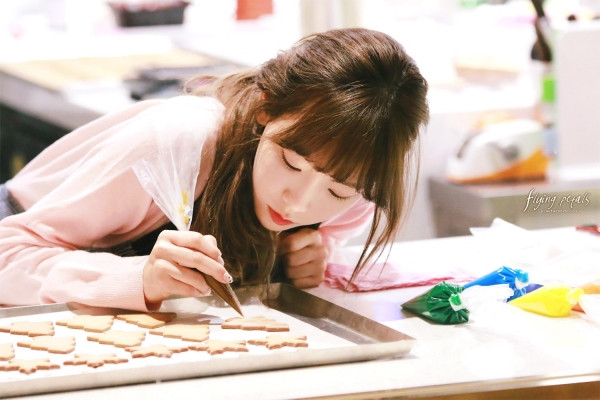 Taeyeon thích ở nhà vẽ tranh, làm bánh