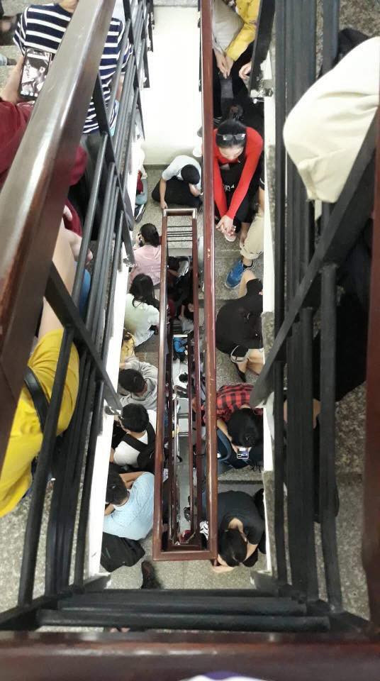 Cảnh tượng thí sinh chen chúc đăng ký thi TOEIC vì lo ngại vấn đề thay đổi cấu trúc đề tại trung tâm IIG tại TP.HCM. Ảnh: Hoài Thương.