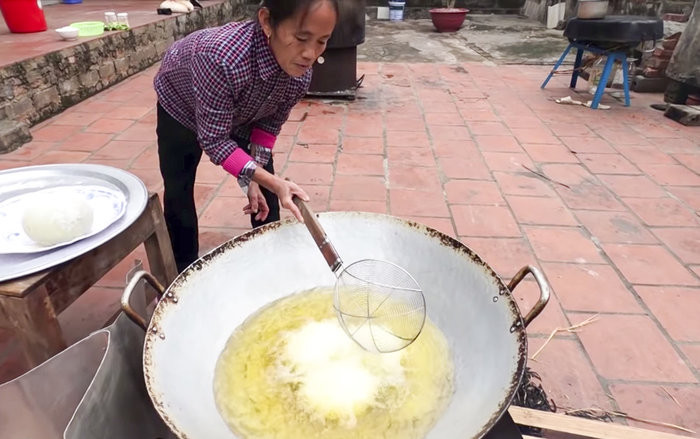 Trứng đà điểu sau khi luộc xong lại được bà Tân mang đi chiên. (Ảnh: Bà Tân Vlog)