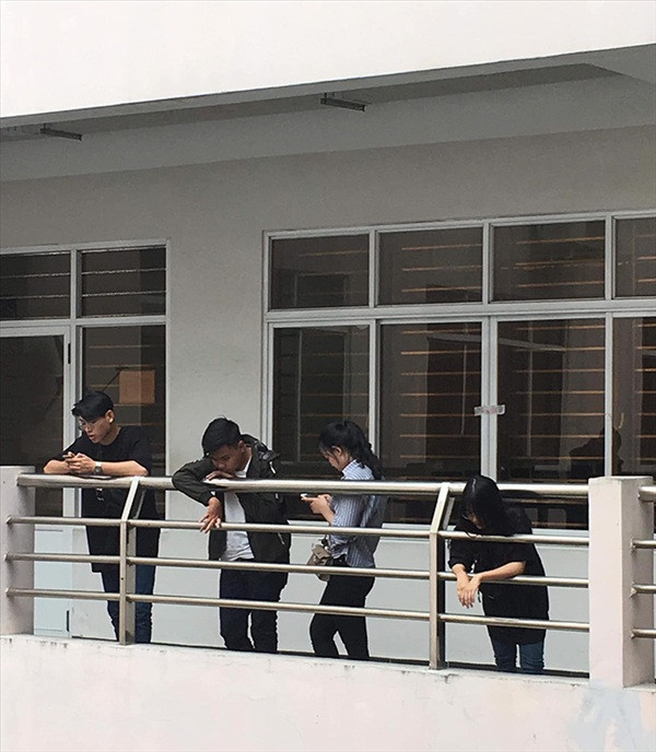 Khi chân bạn đã ngắn lại gặp phải sự cấm cản từ ban công của trường... Khi chân bạn đã ngắn lại gặp phải sự cấm cản từ ban công của trường...